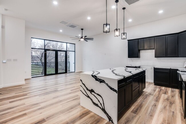 Building Photo - Spacious Townhouse in Dallas