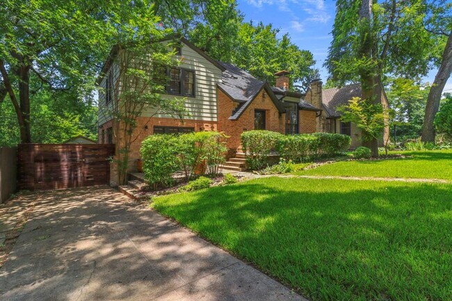 Building Photo - 307 Circle Dr