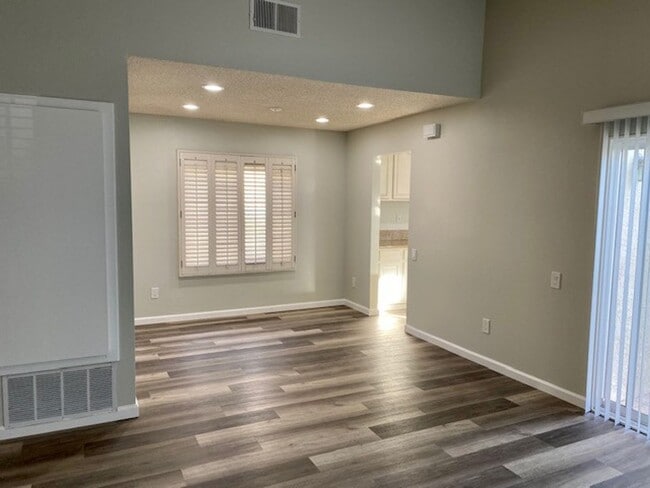 Building Photo - 3 Bed 2 Bath in Gated Beach Community-A must see Home