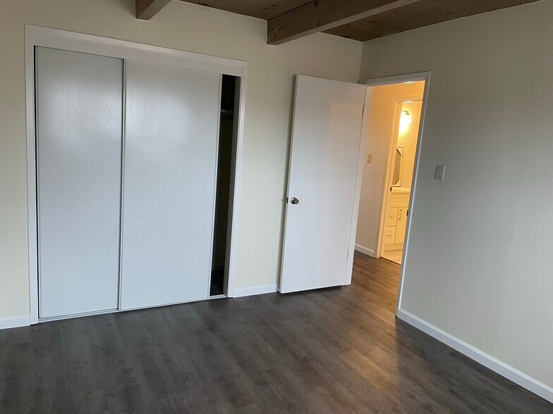 Building Photo - 830 Lexington Ave