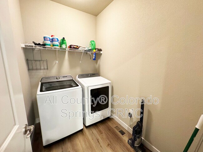 Building Photo - 6755 Carriage Meadows Dr