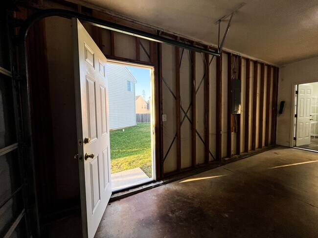 Building Photo - Gorgeous 4 Bedroom, 2 1/2 Bathroom Home in...