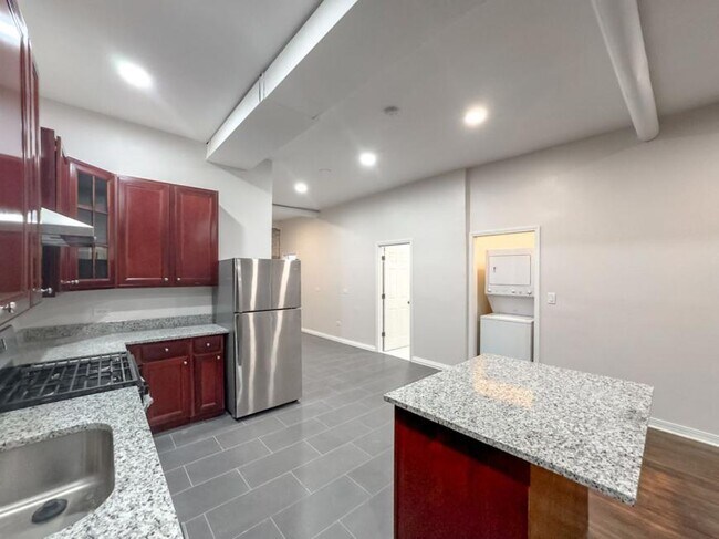 Building Photo - 4 bedroom in Chicago IL 60657