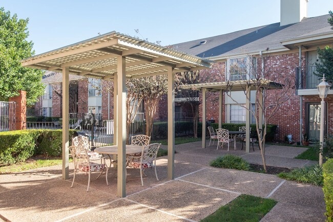 Building Photo - Charming Shoal Creek Condo - One Bed One Bath