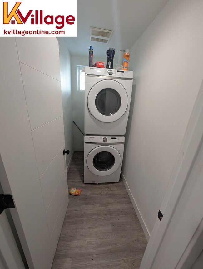 Building Photo - FULLY FURNISHED co-living apartment room w...