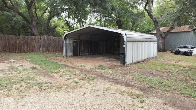 Building Photo - 305 Woods Ln