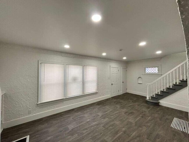 Building Photo - 13933 Roselawn St