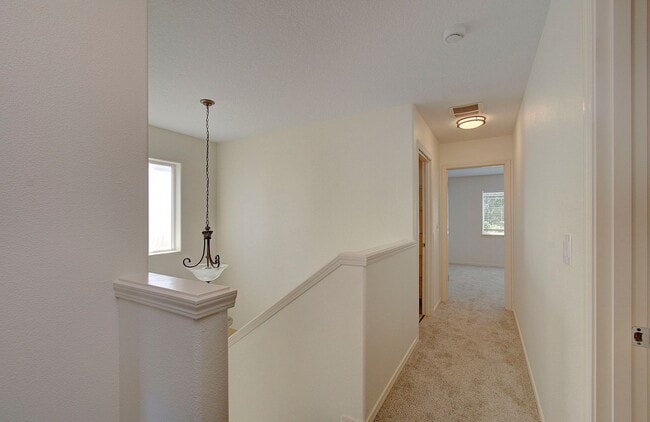 Building Photo - Beautiful Townhome- 3 Bedrooms