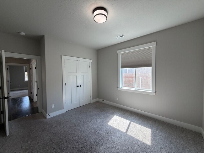 Building Photo - Gorgeous Craftsman Home- 5 bed, 3 Full Bath- Includes Landscaping!