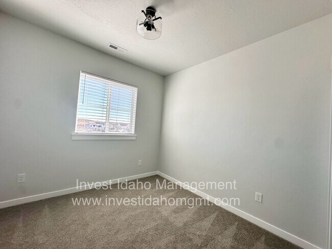 Building Photo - Prioritize comfortable living in this CBH ...