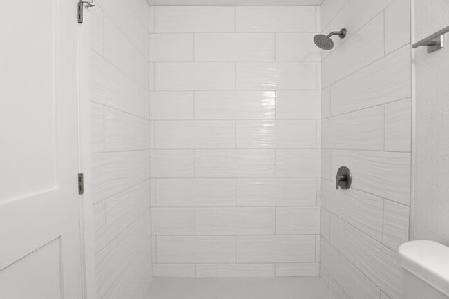 Building Photo - Stunning Remodeled 3BR Duplex in Oviedo with Modern Upgrades