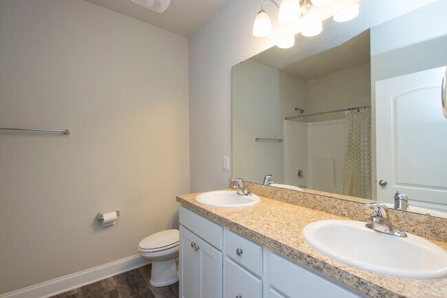 Building Photo - Move in special