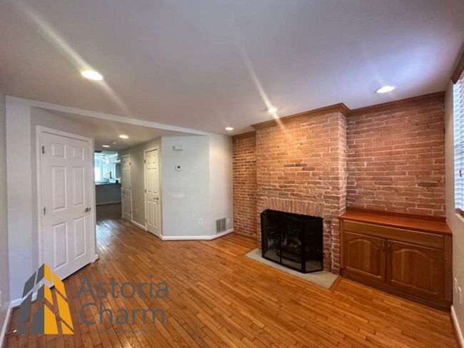 Building Photo - 3 Bedroom Home with Rooftop Views and Modern Finishes