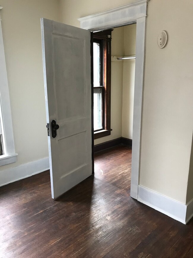 Building Photo - Beautiful 2 Bedroom,1 Bath Home in the Tan...