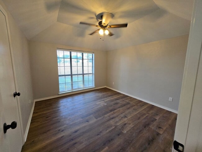 Building Photo - Stunning 4-bd 2.5 bath