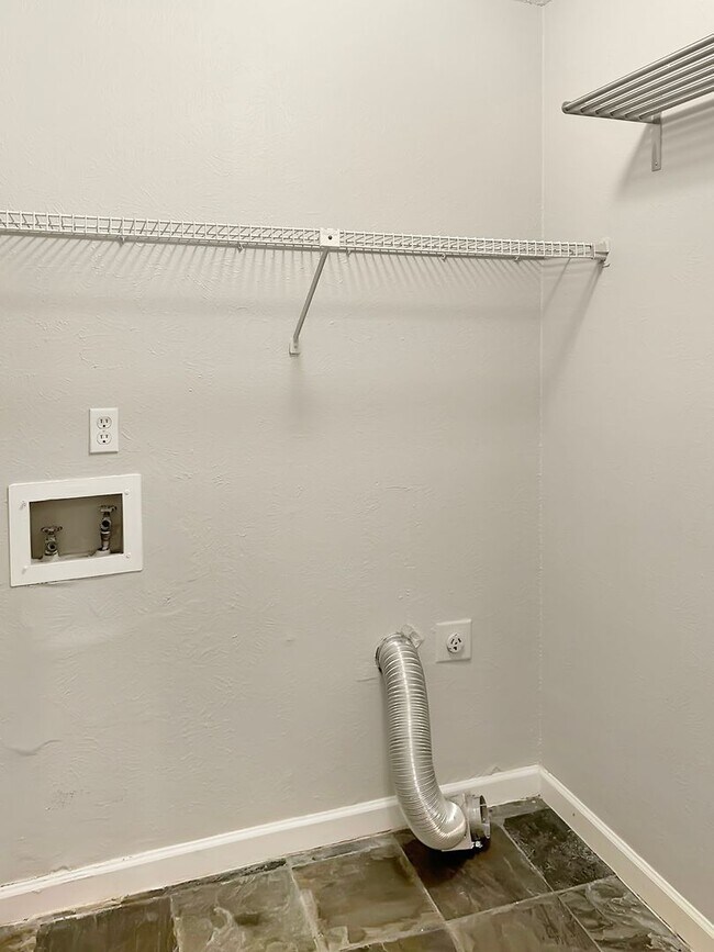Building Photo - 2-Bed, 2-Bath Townhome with Flexible Floor...