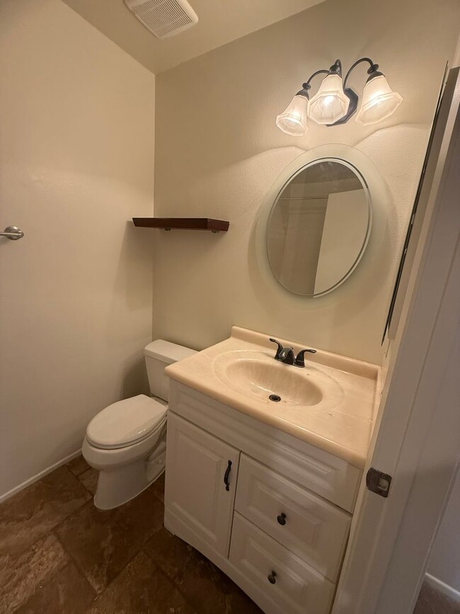 Building Photo - Thousand Oaks - Three Bedroom, 2.5 Bath