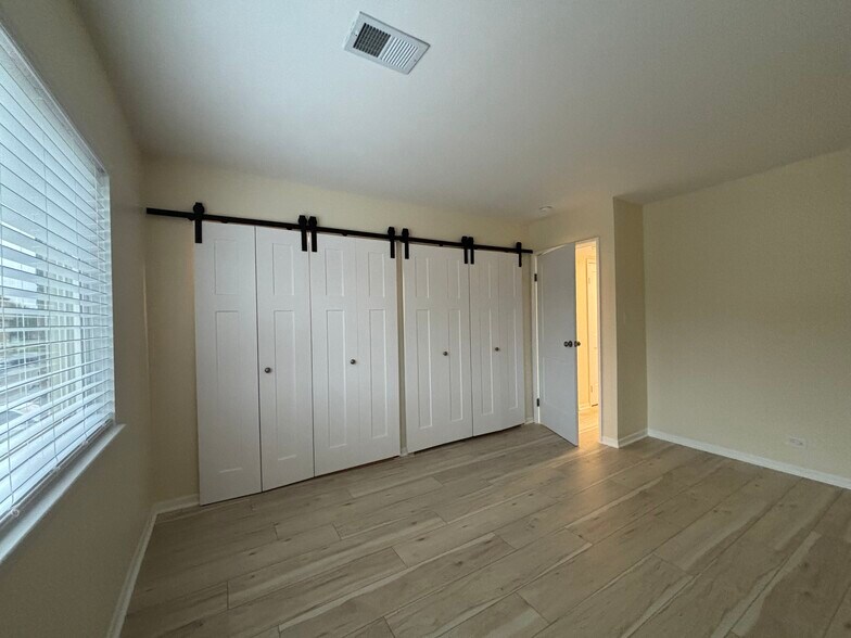 Building Photo - 9449 Bay Colony Dr