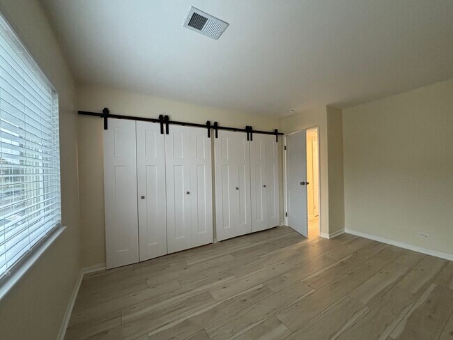 Building Photo - 9449 Bay Colony Dr