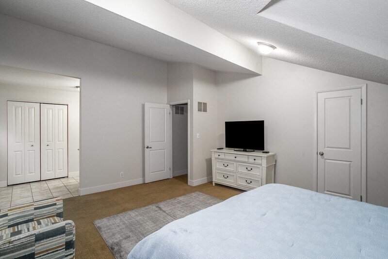 Building Photo - 781 N Valley View Dr