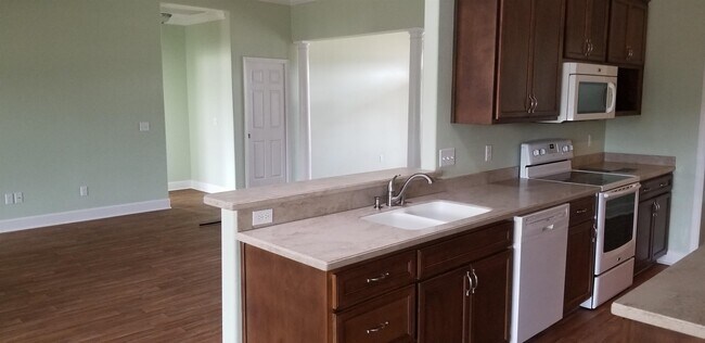 Building Photo - 565 Twin Ponds Dr