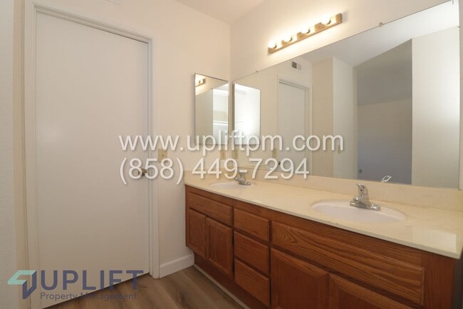 Building Photo - 3 Bed 3 Bath Home AVAILABLE NOW!