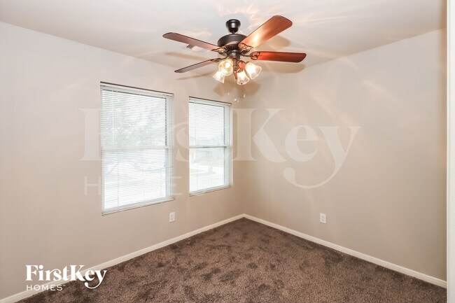 Building Photo - 5631 Cinnamon Lake Dr