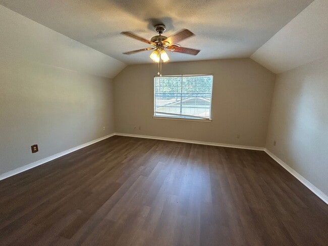 Building Photo - Beautiful 4 Bedroom Southern Hills Home