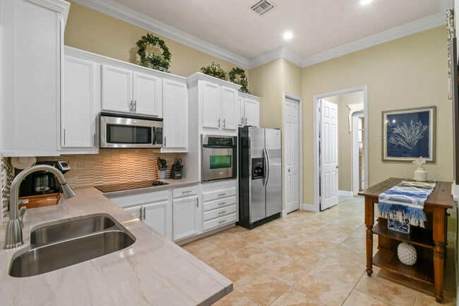 Building Photo - 167 Arklow Ave