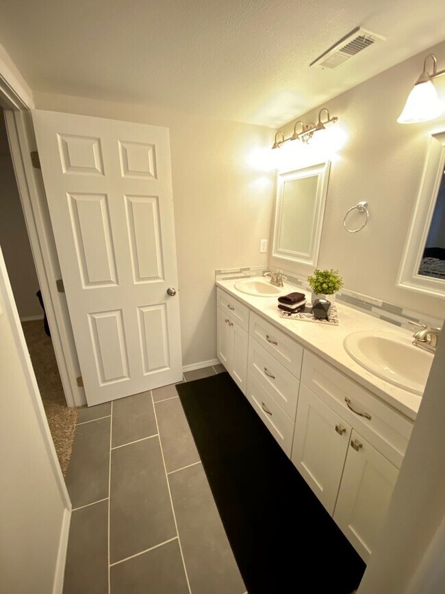 Building Photo - South Hill!