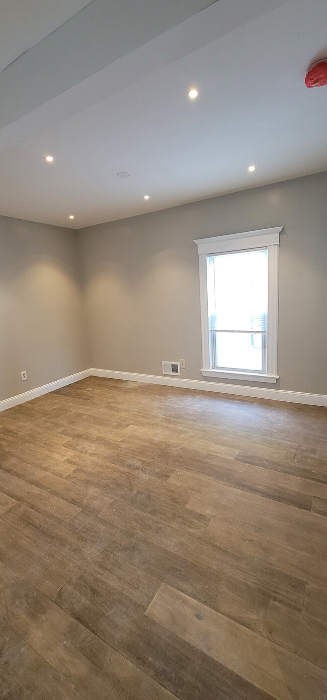 Building Photo - 16 Ayer Pl