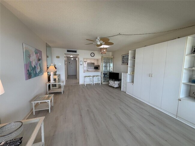 Building Photo - 4550 Cove Cir