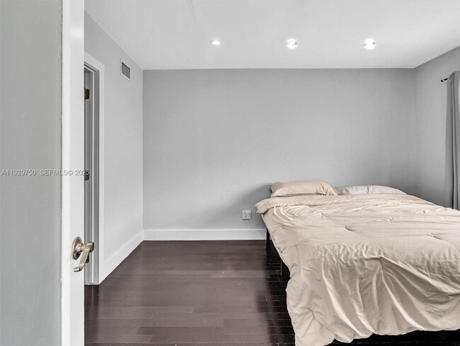 Building Photo - 20120 NE 25th Ct