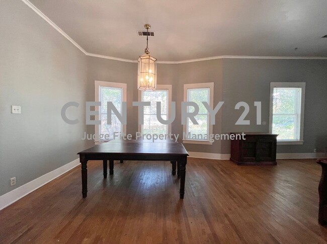 Building Photo - Spacious 3/2 Within Walking Distance of UN...