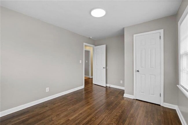 Building Photo - 2911 Gresham Rd S E