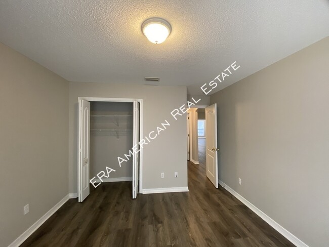 Building Photo - 2110 Bahama Dr