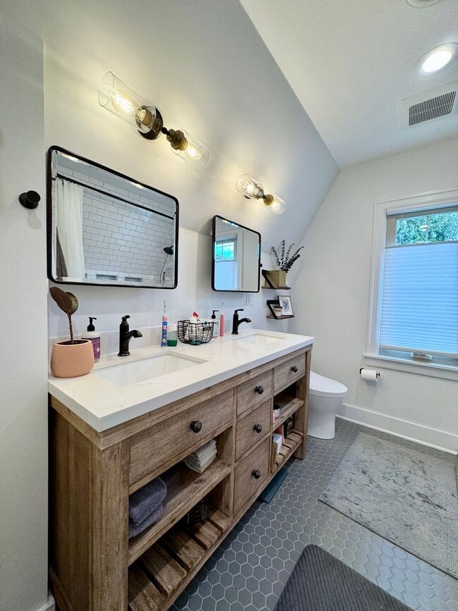 Building Photo - Admiral District~West Seattle Home