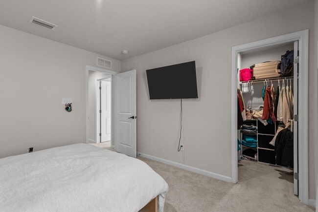 Building Photo - Spacious Home for Rent in Portsmouth!