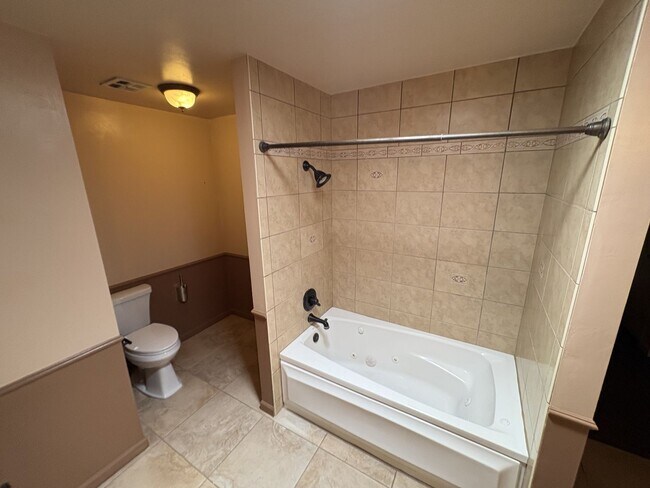 Building Photo - Highly sought community of Colonia Verde