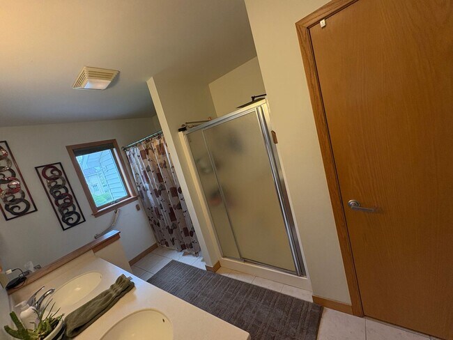 Building Photo - Large 4BR/2.5 BA Home w/ large yard & Central AC