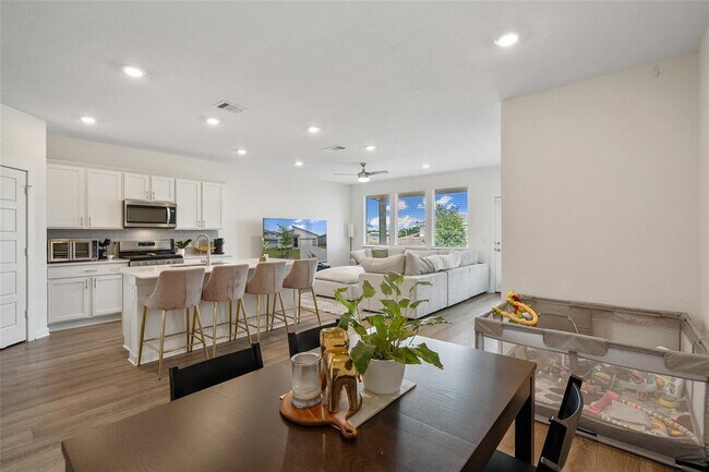 Building Photo - 13821 Zuhause Dr
