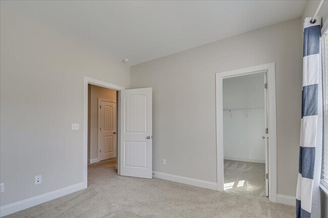 Building Photo - 323 Colonnades Dr