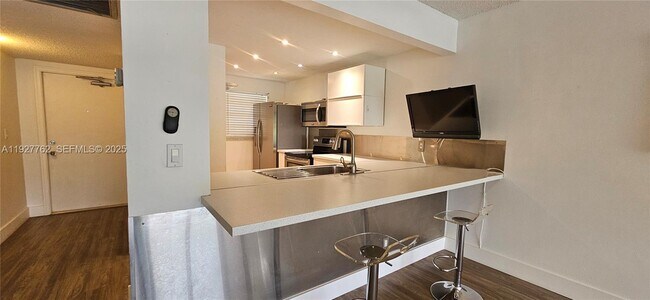 Building Photo - 9450 Poinciana Pl