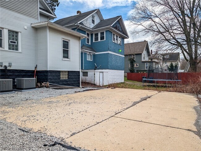 Building Photo - 1268 Pondview Ave