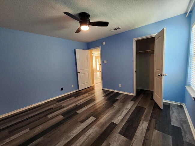 Building Photo - 4633 Stonehaven Dr