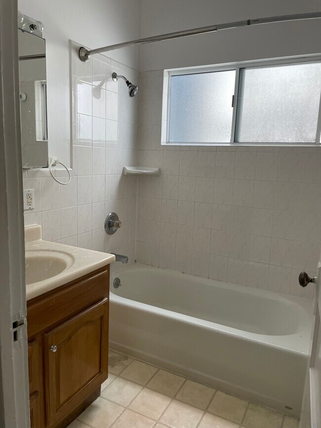 Hall bathroom - 1551 Franklin St