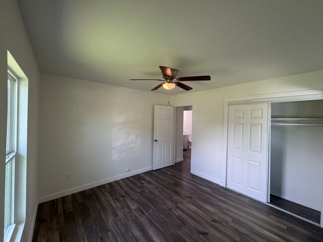 Building Photo - THREE BEDROOM ONE BATH