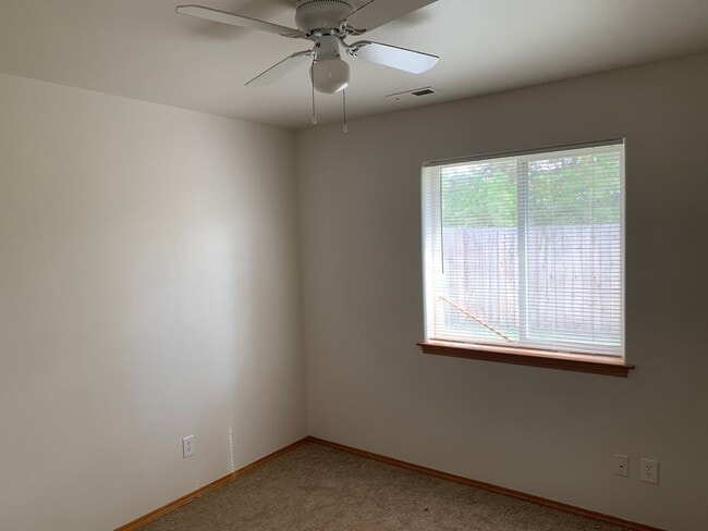 Building Photo - 3 Bed/2 Bath in Heartland