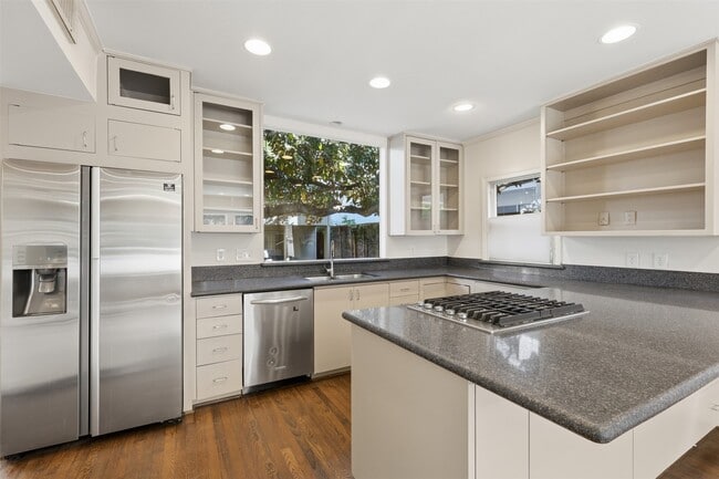 Building Photo - 2132 Tangley St