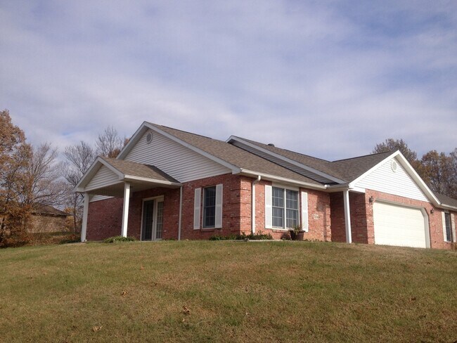 Building Photo - E.Main/Green Meadows 3154/139